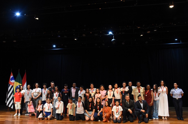 Solenidade aconteceu na noite do último dia 14 no Centro de Convenções Profº Dr. Fausto Victorelli