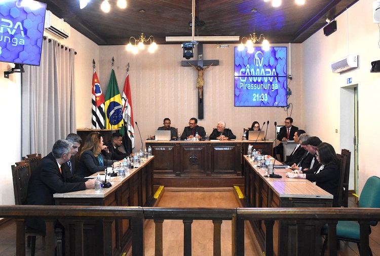 Projeto que obriga cartazes com canais de denúncia também é aprovado em segunda discussão