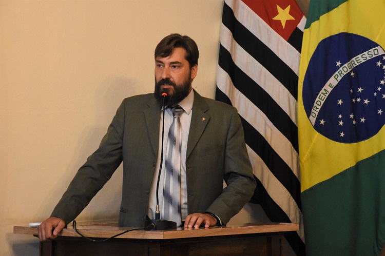 Ele é suplente partidário do vereador Natal Furlan, que se licenciou para assumir a secretaria municipal de Obras e Serviços