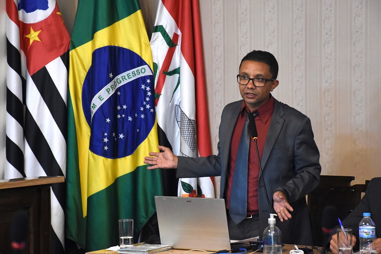 Durante sessão na Câmara, vereador criticou gestão municipal e pediu respostas urgentes da prefeitura