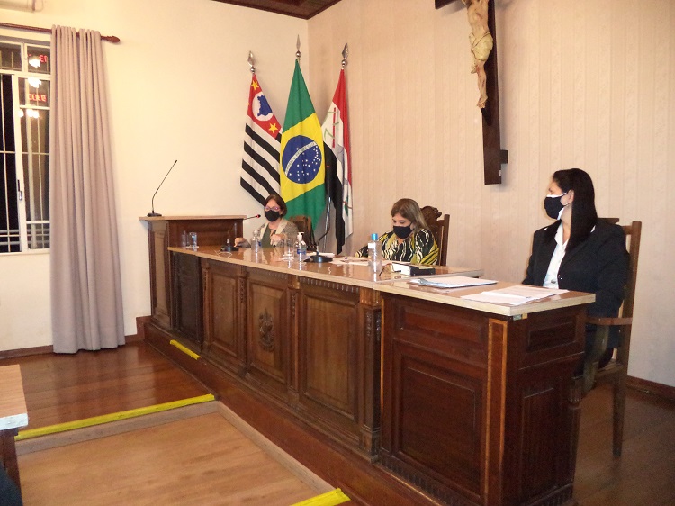Além dos vereadores, participou da audiência a chefe da seção de contabilidade da prefeitura, Mara Lucia Longo  