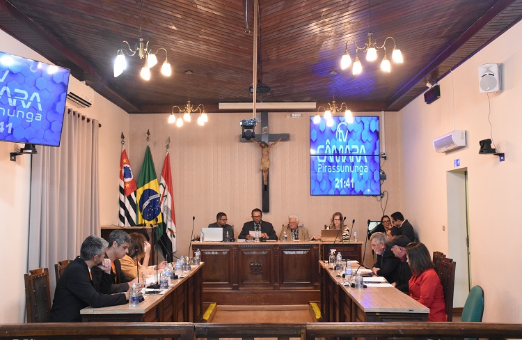 Além disso, projetos do Executivo que tratam da estrutura administrativa da prefeitura foram retirados de pauta
