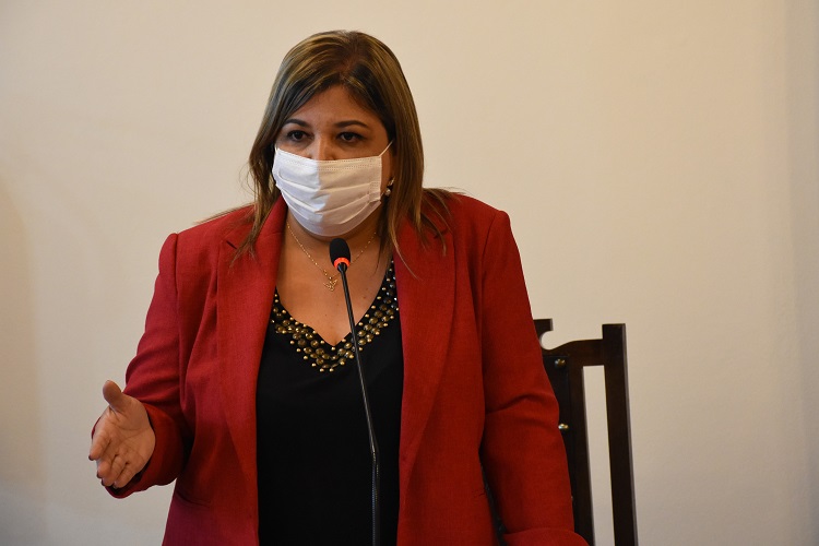 Vereadora voltou a pedir também implantação na cidade do Programa Remédio em Casa  