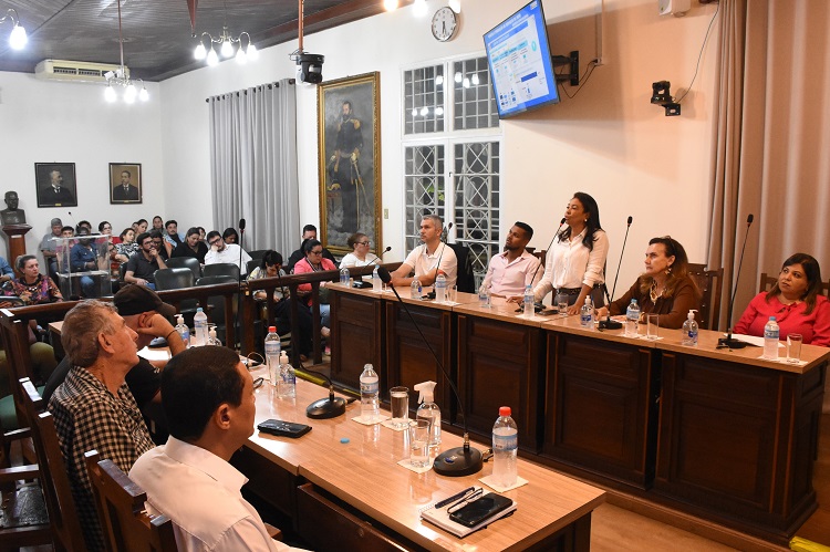 Secretária de Saúde respondeu a questionamentos sobre faltas em consultas e transporte de pacientes