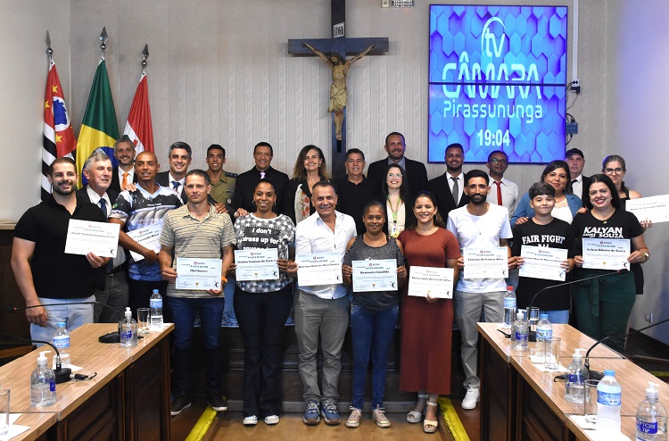 Ato solene realizado no plenário da Câmara homenageou onze esportistas da cidade